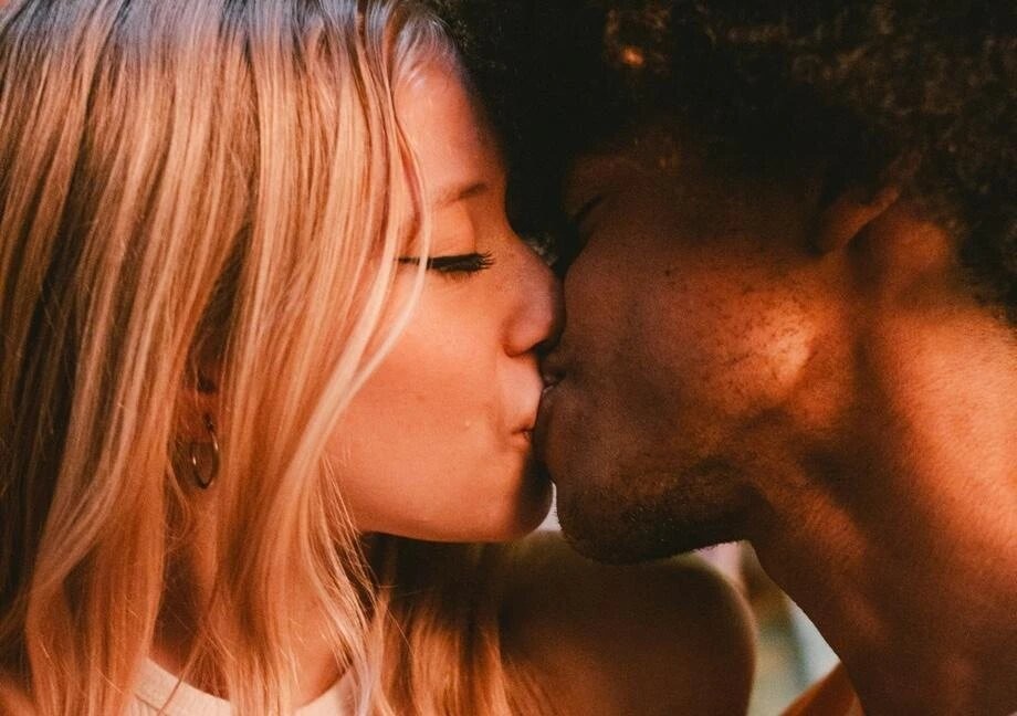 image-alt-hero-banner-kiss