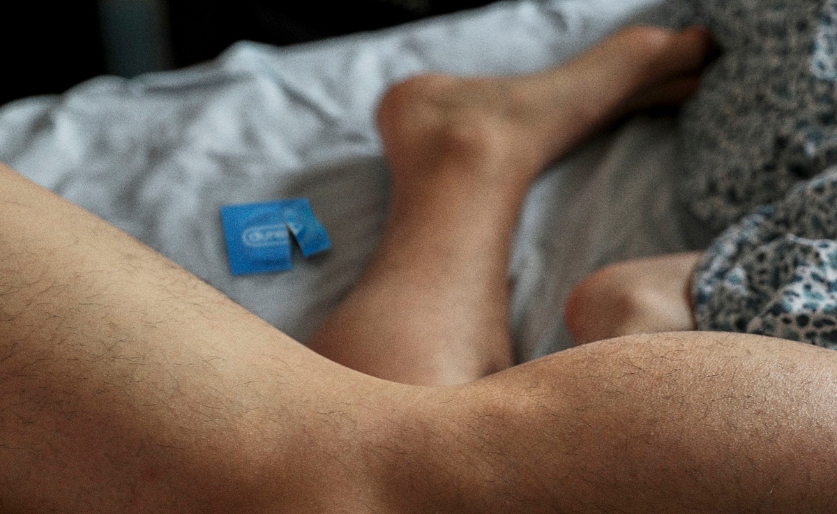 article-hero-banner-main-image-alt-text-how-to-put-on-a-condom